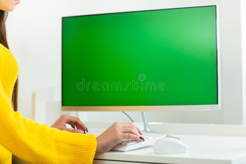 As m?os das mulheres fecham-se acima, trabalhando no computador com tela verde, em um ambiente do escrit?rio fotos de stock royalty free As m?os das mulheres fecham-se acima, trabalhando no computador com tela verde, em um ambiente do escrit?rio fotos de stock royalty free