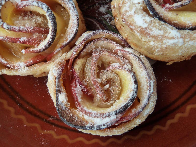 As maçãs bonitas cozeram na forma das flores fotografia de stock