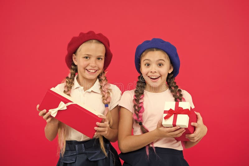 As meninas bonitos pequenas receberam presentes de ?poca natal?cia Traga a felicidade ?s crian?as Os melhores presentes para cria fotos de stock royalty free As meninas bonitos pequenas receberam presentes de ?poca natal?cia Traga a felicidade ?s crian?as Os melhores presentes para cria fotos de stock royalty free