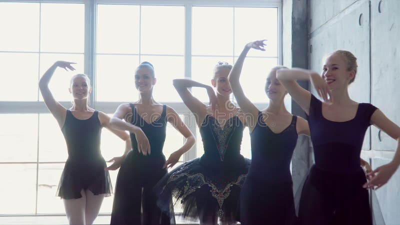 As meninas em tutus pretos dançam synchronously Escola do bailado do ` s das crianças