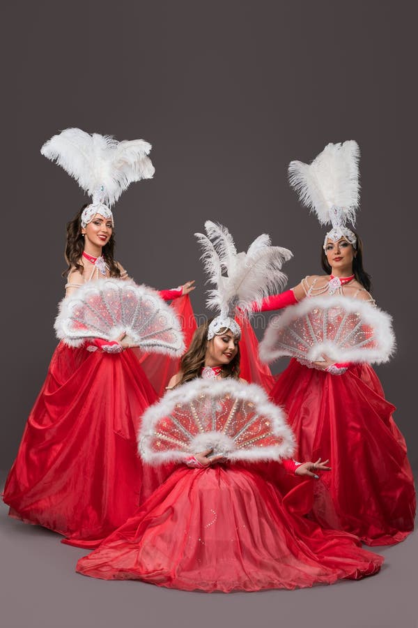 As meninas em vestidos de bola vermelhos dispararam fotografia de stock royalty free As meninas em vestidos de bola vermelhos dispararam fotografia de stock royalty free