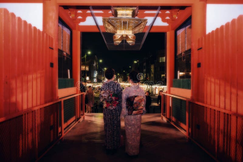 As meninas japonesas visitam o santuário de Yasaka, Kyoto fotos de stock As meninas japonesas visitam o santuário de Yasaka, Kyoto fotos de stock