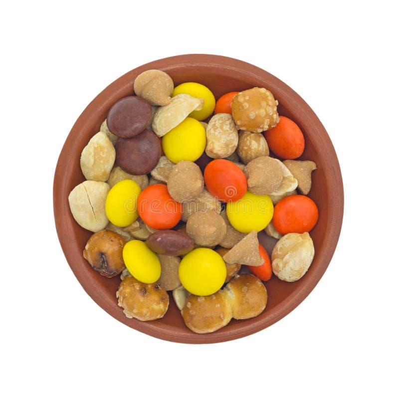 As microplaquetas da manteiga de amendoim e a fuga dos doces misturam na bacia pequena foto de stock As microplaquetas da manteiga de amendoim e a fuga dos doces misturam na bacia pequena foto de stock