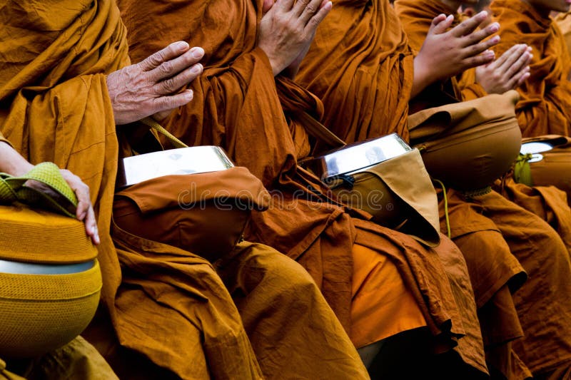 As monges tailandesas do Buddhism pray