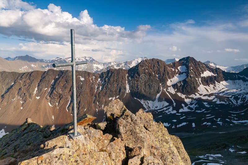 As montanhas bonitas do verão ajardinam da cimeira de Knotenspitze em cumes de Stubai Tirol perto da cabana nova da montanha de R fotografia de stock As montanhas bonitas do verão ajardinam da cimeira de Knotenspitze em cumes de Stubai Tirol perto da cabana nova da montanha de R fotografia de stock
