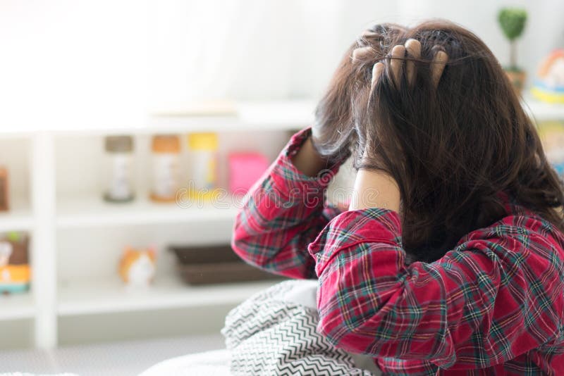 As mulheres acordam tarde na manhã imagens de stock As mulheres acordam tarde na manhã imagens de stock