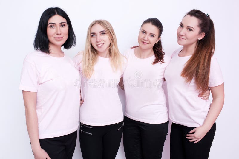 As mulheres agrupam nos t-shirt brancos fotografia de stock As mulheres agrupam nos t-shirt brancos fotografia de stock