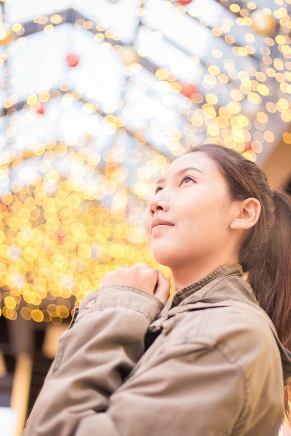 As mulheres bonitas viajam e sorriem com fundo claro do bokeh imagem de stock As mulheres bonitas viajam e sorriem com fundo claro do bokeh imagem de stock