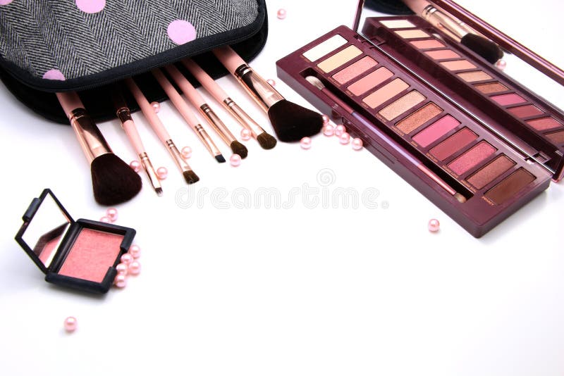 As mulheres compõem o saco dos cosméticos e o grupo de ferramentas decorativos, da composição e de acessório profissionais no fun fotografia de stock As mulheres compõem o saco dos cosméticos e o grupo de ferramentas decorativos, da composição e de acessório profissionais no fun fotografia de stock