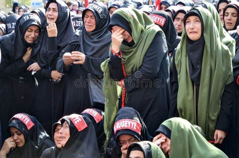 As mulheres de Shia Muslim lamentam durante cerimônias de Ashura foto de stock As mulheres de Shia Muslim lamentam durante cerimônias de Ashura foto de stock