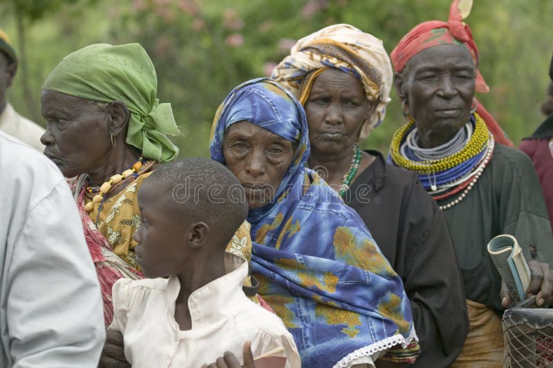 As mulheres do Kenyan estão na linha para obter o controle de saúde para HIV/AIDS em Pepo La Tumaini Jangwani, reabilitação P da imagens de stock royalty free As mulheres do Kenyan estão na linha para obter o controle de saúde para HIV/AIDS em Pepo La Tumaini Jangwani, reabilitação P da imagens de stock royalty free