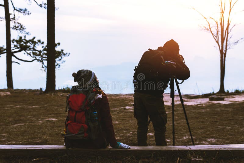 As mulheres e os homens que do amante do fot?grafo os asi?ticos viajam relaxam no feriado A montanha da fotografia ajardina a atm fotografia de stock As mulheres e os homens que do amante do fot?grafo os asi?ticos viajam relaxam no feriado A montanha da fotografia ajardina a atm fotografia de stock