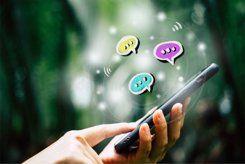 As mulheres entregam usando a conversação de datilografia do smartphone em ícones da caixa do bate-papo estalam acima Conceito ma imagem de stock royalty free As mulheres entregam usando a conversação de datilografia do smartphone em ícones da caixa do bate-papo estalam acima Conceito ma imagem de stock royalty free