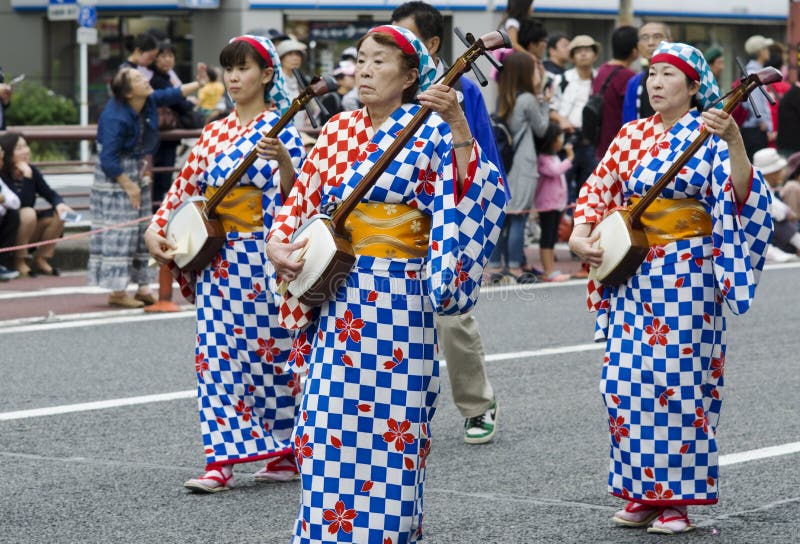 As mulheres que jogam sobre shamisen imagem de stock As mulheres que jogam sobre shamisen imagem de stock