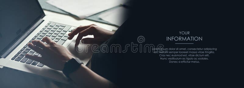 As mãos femininas estão digitando texto em um laptop Trabalho à distância Compras online Conceito de freelance modelo de artigo W imagem de stock As mãos femininas estão digitando texto em um laptop Trabalho à distância Compras online Conceito de freelance modelo de artigo W imagem de stock