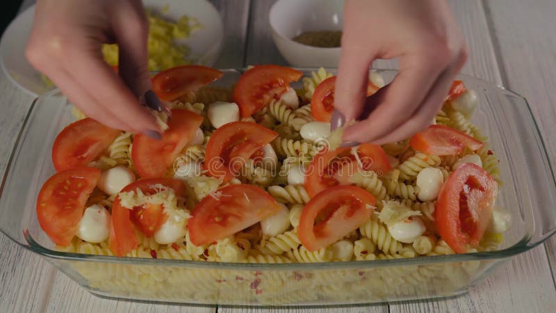 As mãos fêmeas fecham-se acima do prato espanando do alho com pasta