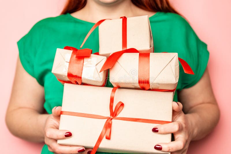 As mãos fêmeas guardam muitas caixas de presente da surpresa com curvas vermelhas das fitas imagens de stock royalty free As mãos fêmeas guardam muitas caixas de presente da surpresa com curvas vermelhas das fitas imagens de stock royalty free
