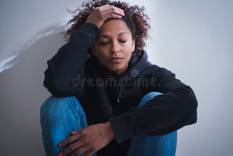As necessidades abandonadas da menina sentimento triste e só ajudam imagem de stock royalty free As necessidades abandonadas da menina sentimento triste e só ajudam imagem de stock royalty free