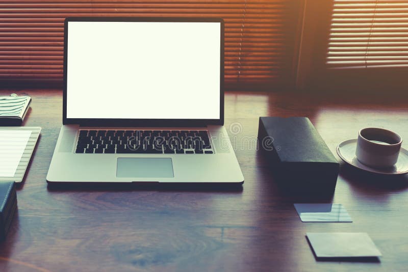 As necessidades do Freelancer zombam acima na tabela de madeira no interior home, laptop fotografia de stock royalty free As necessidades do Freelancer zombam acima na tabela de madeira no interior home, laptop fotografia de stock royalty free