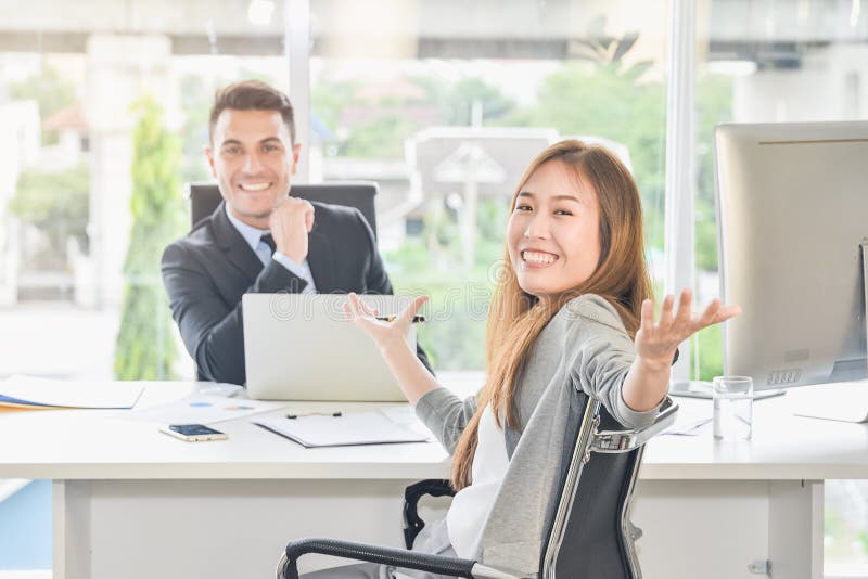 As negociações do negócio conseguem os objetivos dos objetivos, e conseguem o grande sucesso O negociador girou e enviou um sinal imagens de stock As negociações do negócio conseguem os objetivos dos objetivos, e conseguem o grande sucesso O negociador girou e enviou um sinal imagens de stock