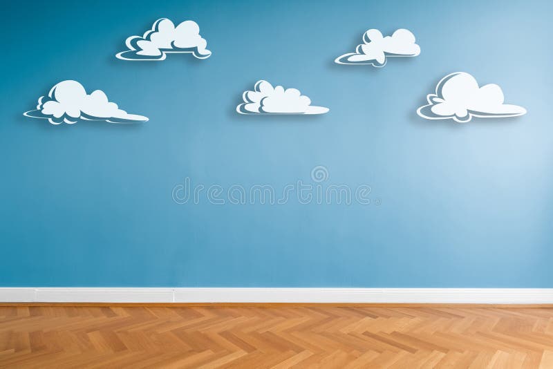 As nuvens brancas pintaram na parede azul na sala vazia com assoalho de parquet e espaço da cópia
