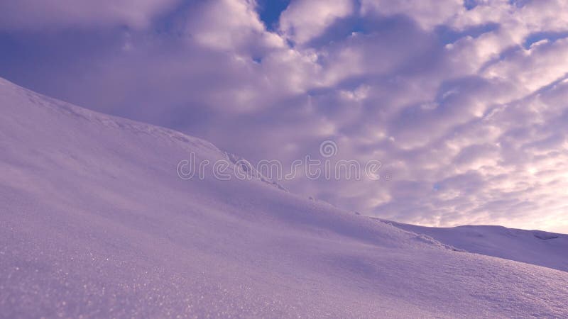 As nuvens coloridas azuis bonitas voam através do céu na manhã no nascer do sol no ártico monte coberto de neve e céu alto dentro foto de stock royalty free As nuvens coloridas azuis bonitas voam através do céu na manhã no nascer do sol no ártico monte coberto de neve e céu alto dentro foto de stock royalty free