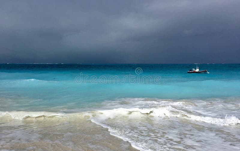 As nuvens de tempestade recolhem fora dos turcos e do Caicos imagens de stock royalty free As nuvens de tempestade recolhem fora dos turcos e do Caicos imagens de stock royalty free