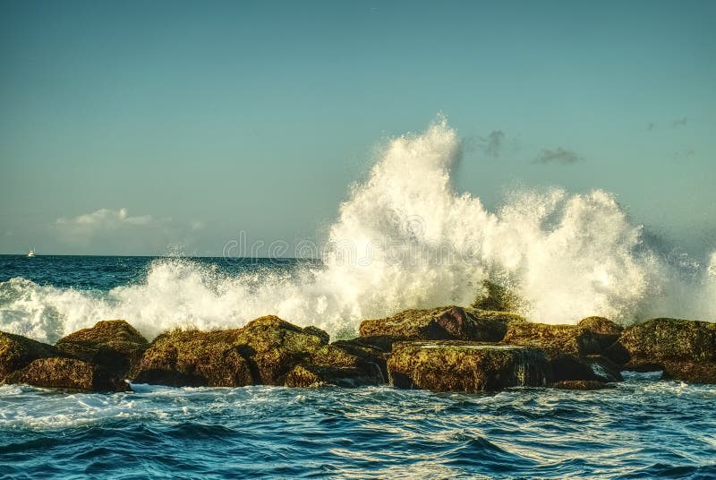 As ondas bonitas que batem o litoral balançam o †“HDR High Dynamic Range fotografia de stock As ondas bonitas que batem o litoral balançam o †“HDR High Dynamic Range fotografia de stock