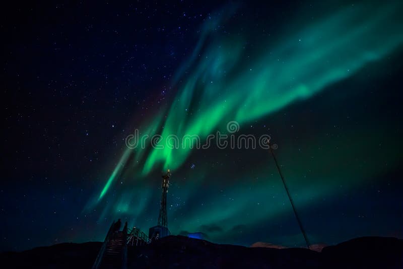 As ondas verdes de Aurora Borealis com brilho stars sobre a montagem foto de stock royalty free As ondas verdes de Aurora Borealis com brilho stars sobre a montagem foto de stock royalty free