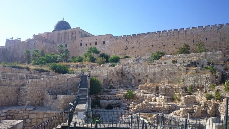As paredes da cidade eterno do Jerusalém, fora da vista, dia claro, céu azul foto de stock As paredes da cidade eterno do Jerusalém, fora da vista, dia claro, céu azul foto de stock