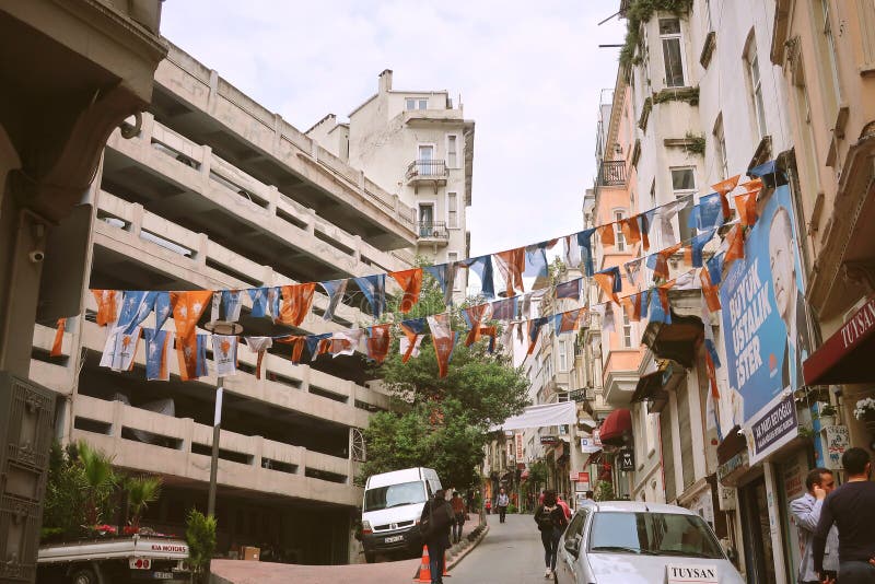 As ruas de Istambul Arquitetura hist?rica Vida urbana em Istambul Bandeiras e bandeiras na rua imagens de stock royalty free As ruas de Istambul Arquitetura hist?rica Vida urbana em Istambul Bandeiras e bandeiras na rua imagens de stock royalty free