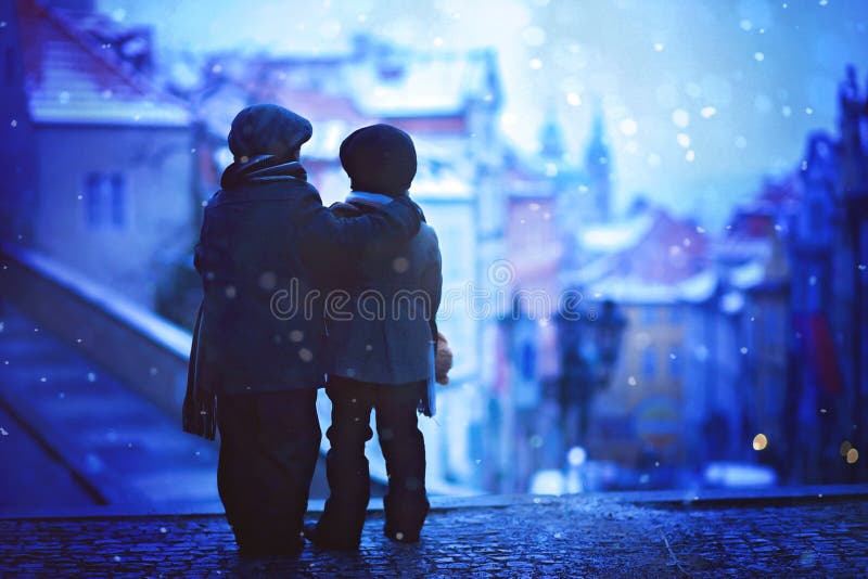 As silhuetas de duas crianças, estando no escadas, vista de Praga sejam imagem de stock royalty free As silhuetas de duas crianças, estando no escadas, vista de Praga sejam imagem de stock royalty free