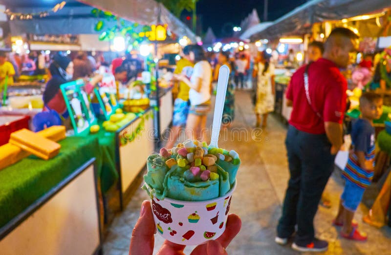 As sobremesas frescas no mercado da noite do Ao Nang, Krabi, Tailândia fotos de stock As sobremesas frescas no mercado da noite do Ao Nang, Krabi, Tailândia fotos de stock
