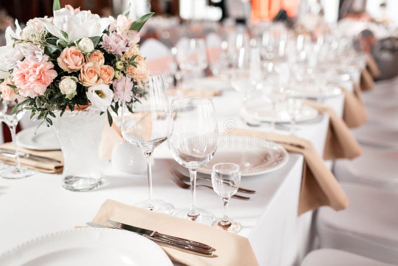 As tabelas ajustaram-se para um partido ou um copo de água do evento Jantar elegante luxuoso do ajuste da tabela em um restaurant