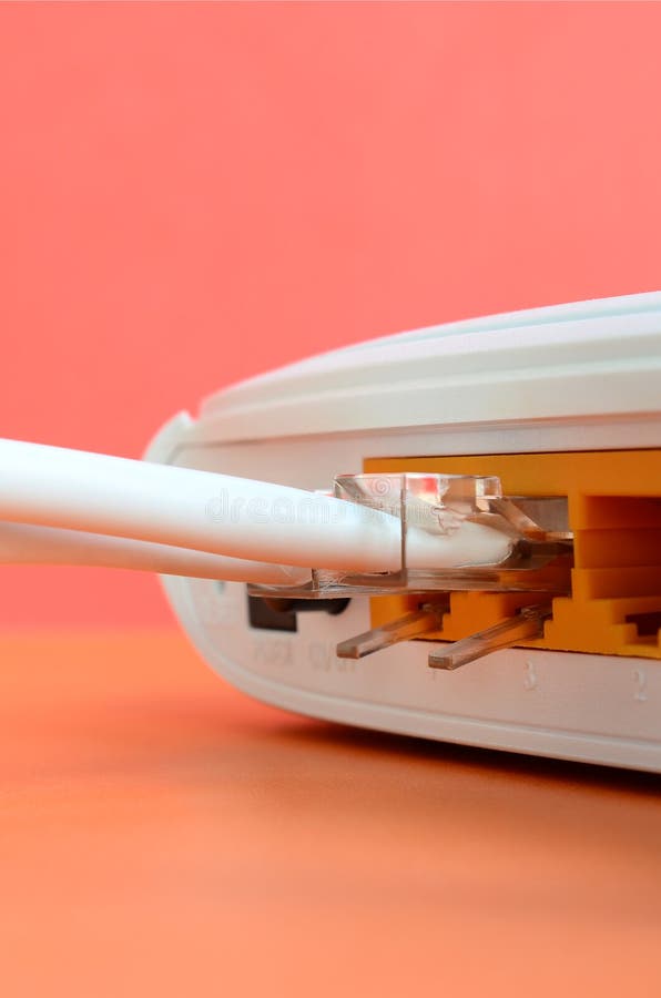 As tomadas do cabo do Internet são conectadas ao roteador do Internet, w foto de stock