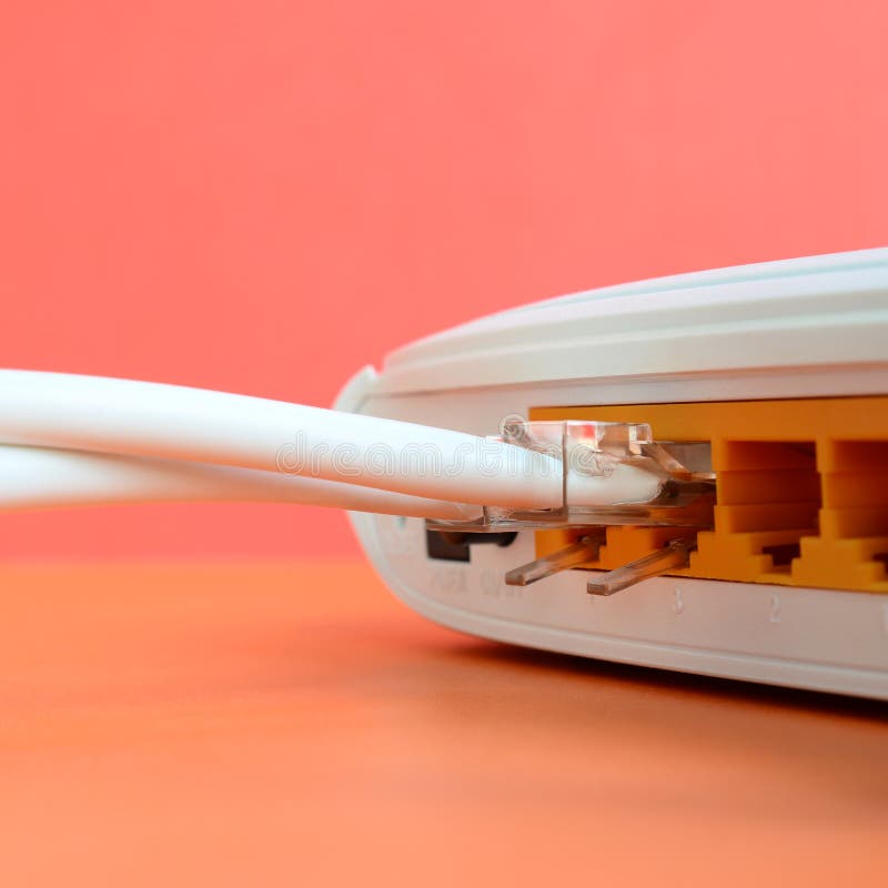 As tomadas do cabo do Internet são conectadas ao roteador do Internet, w fotos de stock royalty free