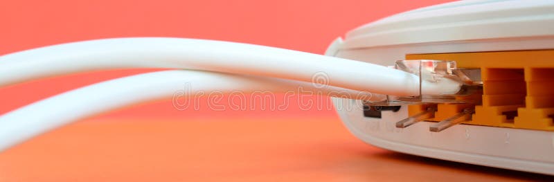 As tomadas do cabo do Internet são conectadas ao roteador do Internet, w fotos de stock royalty free