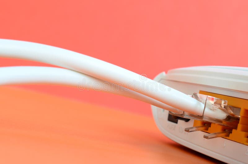 As tomadas do cabo do Internet são conectadas ao roteador do Internet, w fotografia de stock royalty free