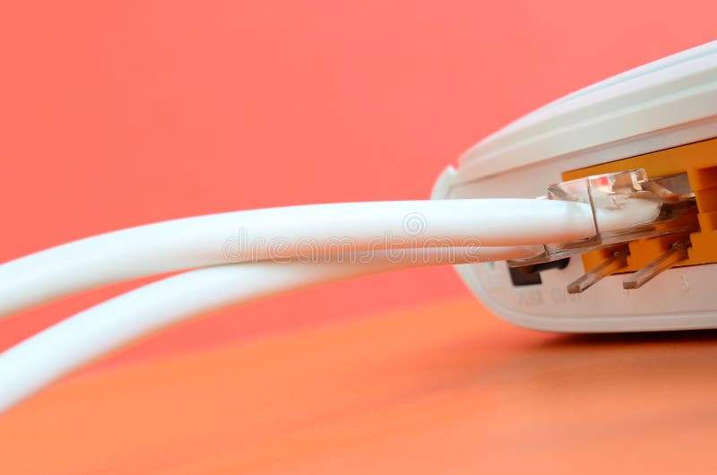 As tomadas do cabo do Internet são conectadas ao roteador do Internet, w foto de stock royalty free