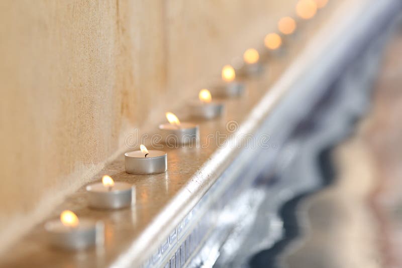 As velas em um lado interior da associação dos termas relaxam o conceito imagens de stock royalty free As velas em um lado interior da associação dos termas relaxam o conceito imagens de stock royalty free