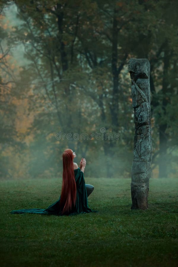 As vidas da moça de Womderful em uma floresta enevoada, vêm a um esclarecimento em um monte a uma deidade para a oração, uma feit fotos de stock royalty free As vidas da moça de Womderful em uma floresta enevoada, vêm a um esclarecimento em um monte a uma deidade para a oração, uma feit fotos de stock royalty free