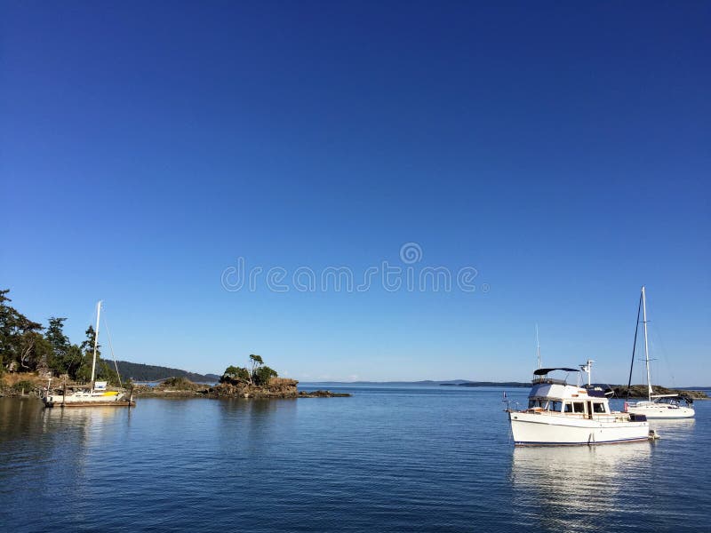 As vistas bonitas dos barcos ancorados fora da ilha de Portland imagens de stock As vistas bonitas dos barcos ancorados fora da ilha de Portland imagens de stock