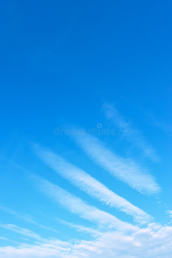 Asa de anjo - Céu azul com nuvens brancas fenomenais fotografia de stock