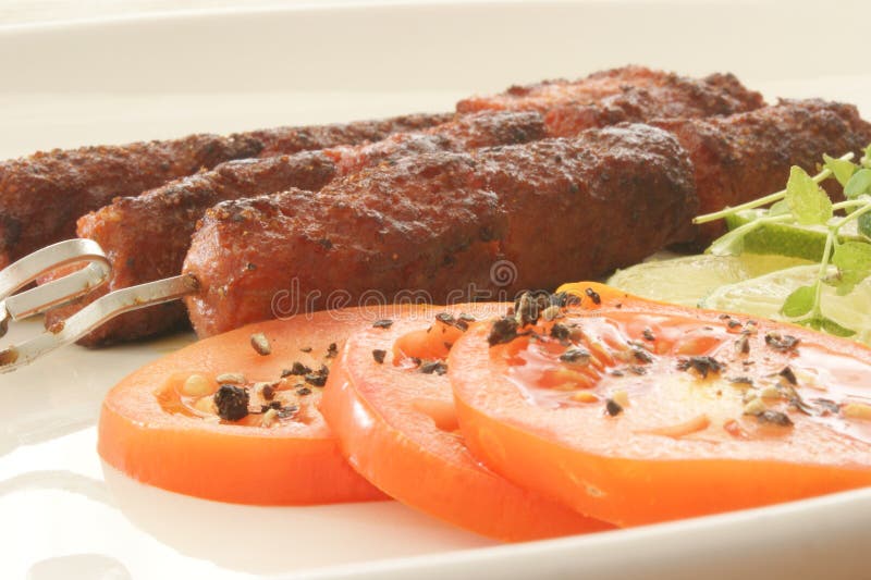 Asado a la parilla pique el rodillo con las verduras frescas imágenes de archivo libres de regalías Asado a la parilla pique el rodillo con las verduras frescas imágenes de archivo libres de regalías