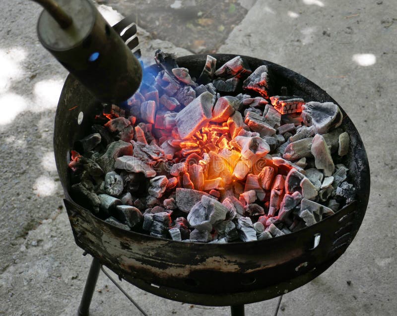 Asar Carbón Para Asar Carne En La Parrilla Usando Gas Foto de archivo -  Imagen de concepto, oler: 185937238