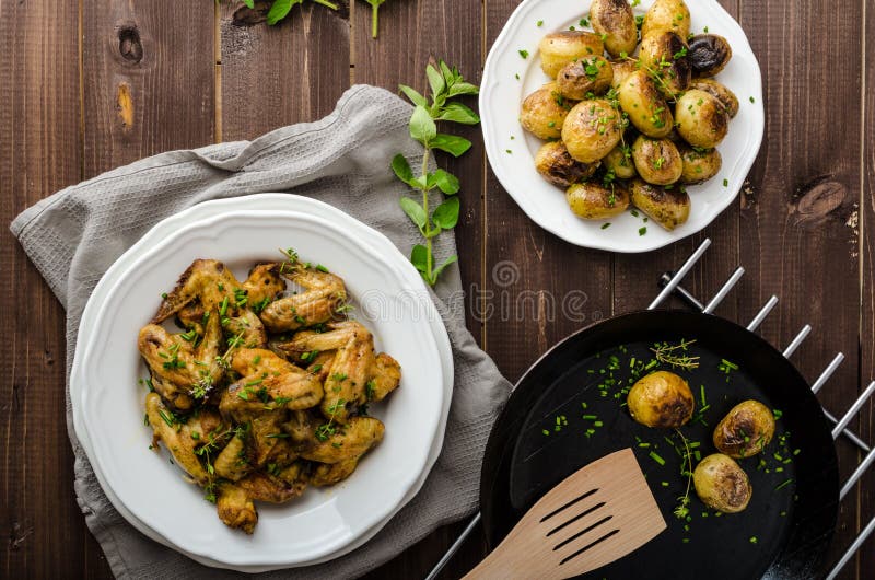 Asas de galinha Roasted com batata nova imagens de stock royalty free Asas de galinha Roasted com batata nova imagens de stock royalty free