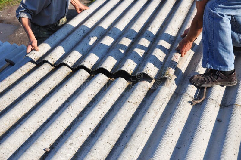 Asbestdeckungsbau Roofers, die Asbestdachblätter installieren