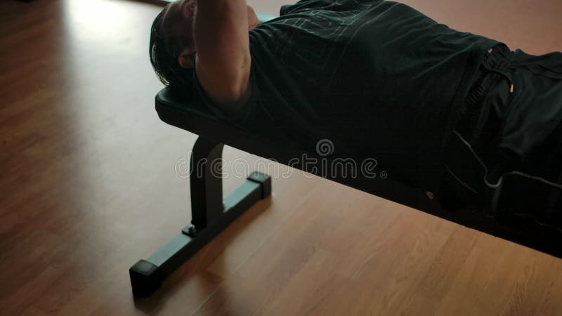 Ascenseur d'homme adulte caucasien de grandes haltères noires à pomper son biceps clips vidéos