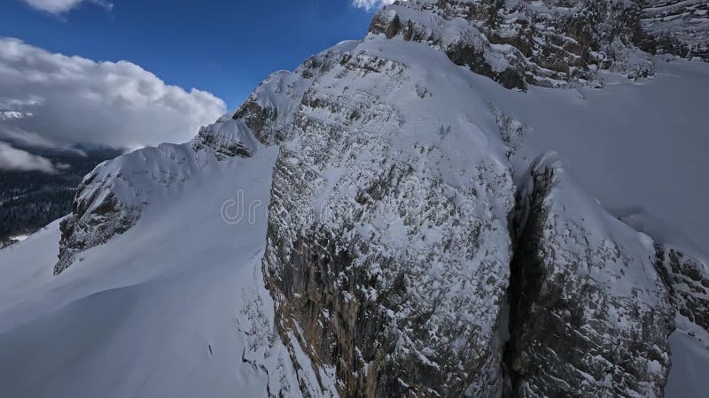 Ascension dynamique jusqu'au sommet de montagne sommet roche texture pierre sommet neige soleil falaise