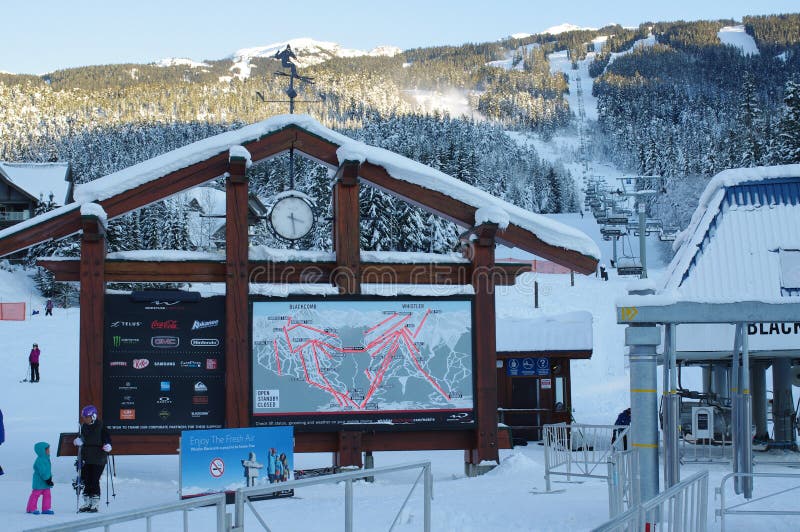 Ascensore di sci alla base della montagna di Blackcomb fotografia stock libera da diritti Ascensore di sci alla base della montagna di Blackcomb fotografia stock libera da diritti